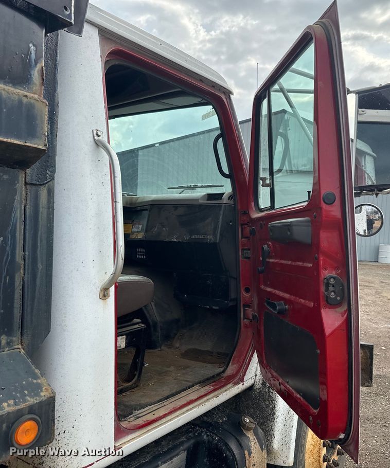 image for item NS9529 2000 International  4900 dump truck