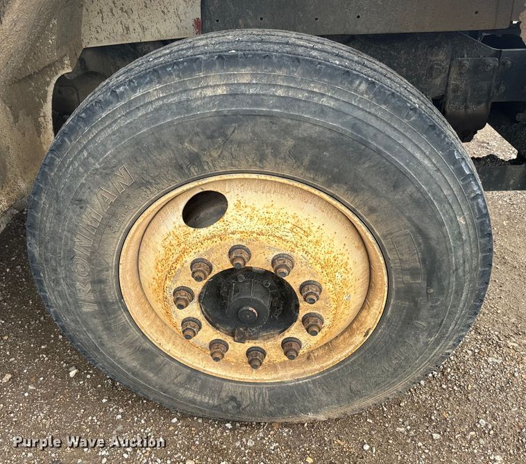 image for item NS9529 2000 International  4900 dump truck