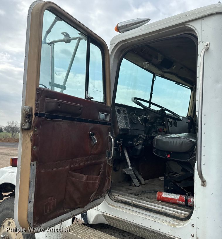 image for item NS9530 1986 International Harvester T-9370 dump truck