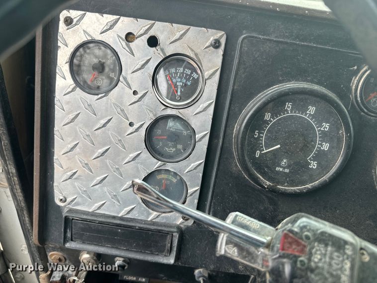 image for item NS9530 1986 International Harvester T-9370 dump truck