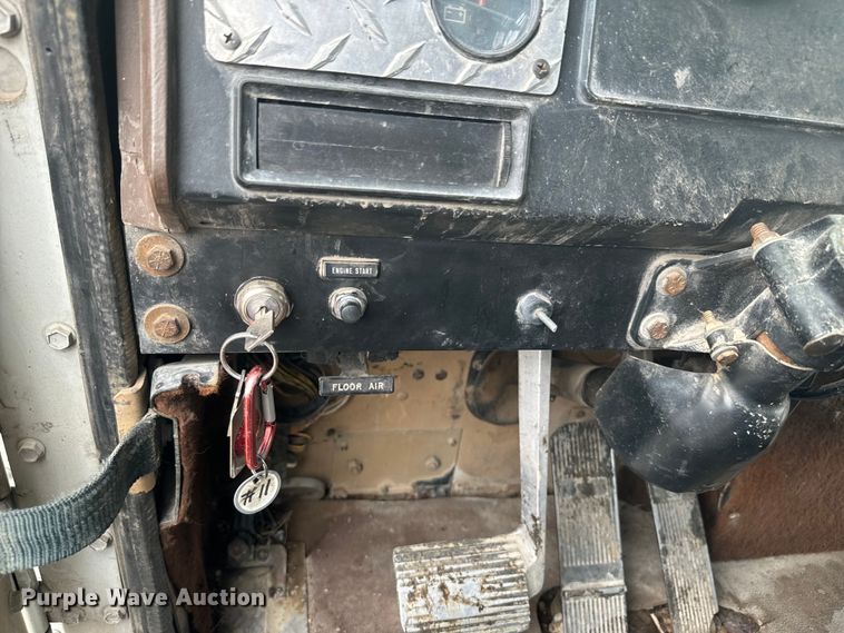 image for item NS9530 1986 International Harvester T-9370 dump truck