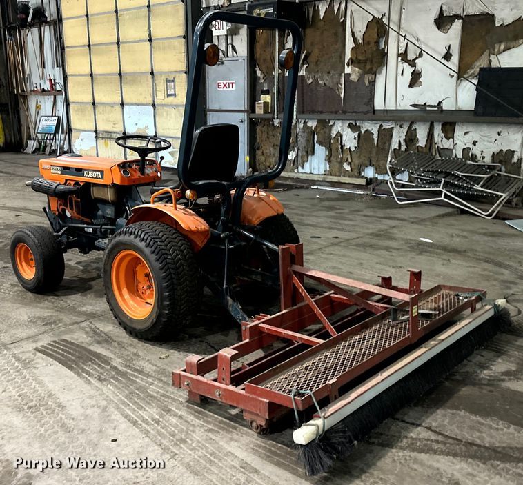 image for item NT9019 Kubota  B7100HST MFWD tractor