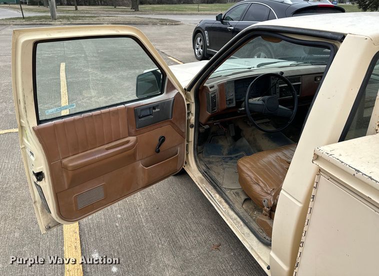 image for item OJ9690 1991 Chevrolet S10 utility bed pickup truck