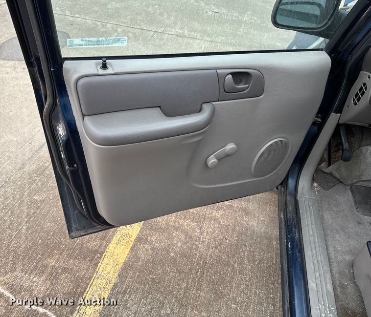 image for item OJ9693 2001 Dodge Caravan SE van