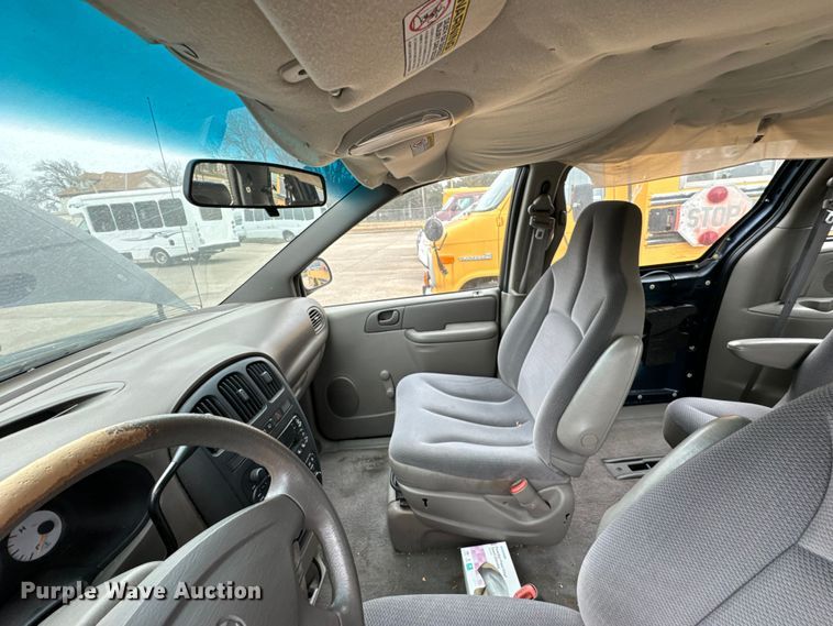 image for item OJ9693 2001 Dodge Caravan SE van
