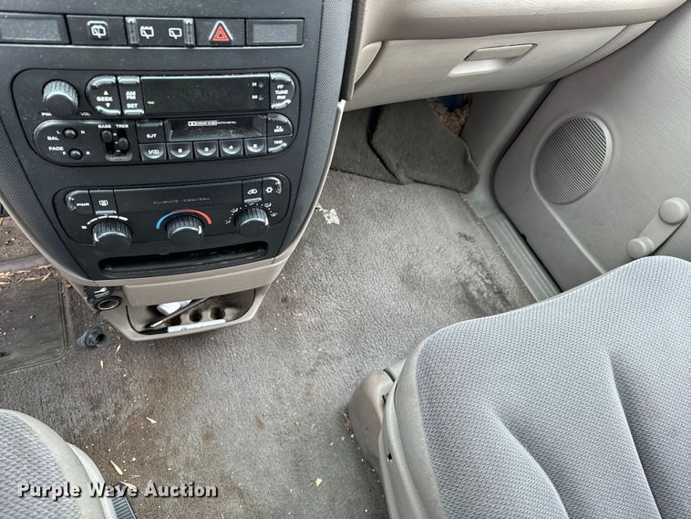 image for item OJ9693 2001 Dodge Caravan SE van