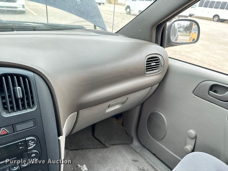 image for item OJ9693 2001 Dodge Caravan SE van