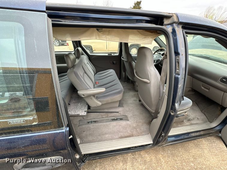 image for item OJ9693 2001 Dodge Caravan SE van