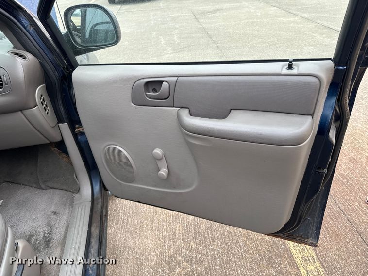 image for item OJ9693 2001 Dodge Caravan SE van