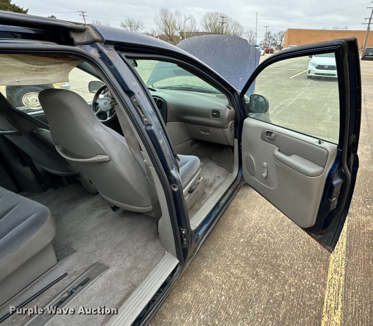 image for item OJ9693 2001 Dodge Caravan SE van