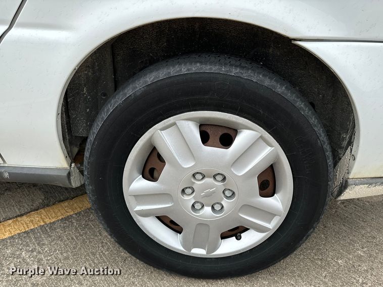 image for item OJ9695 2008 Chevrolet Uplander LS van