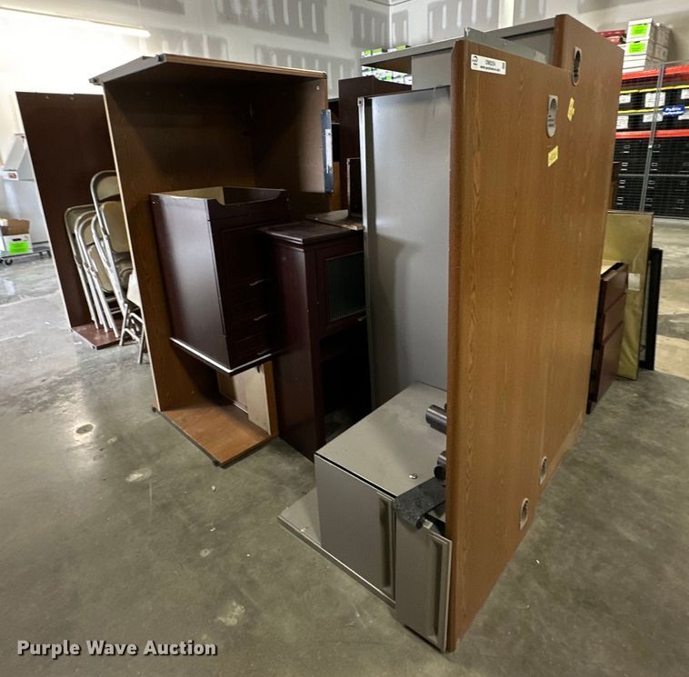 image for item OM9254 Office desk and chairs