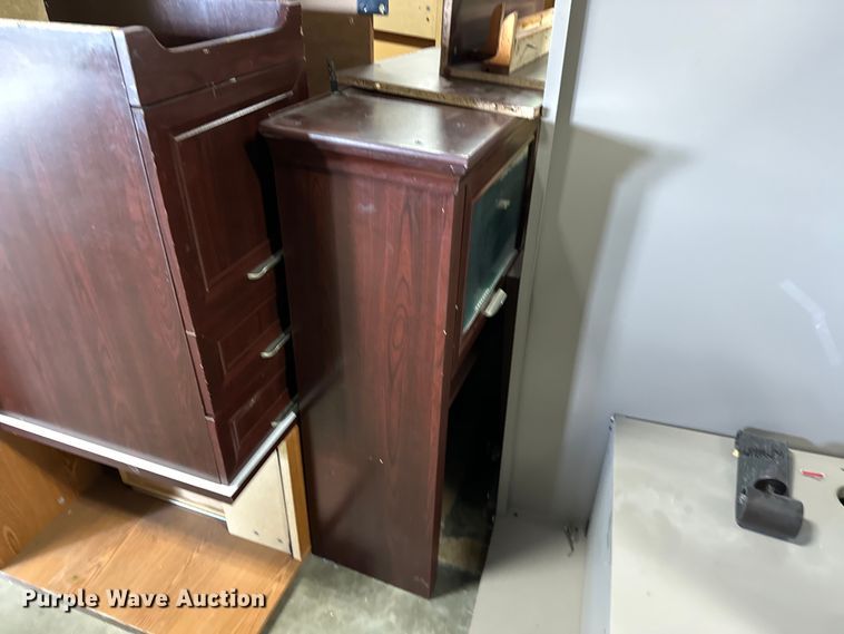 image for item OM9254 Office desk and chairs