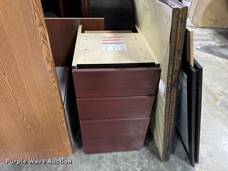 image for item OM9254 Office desk and chairs