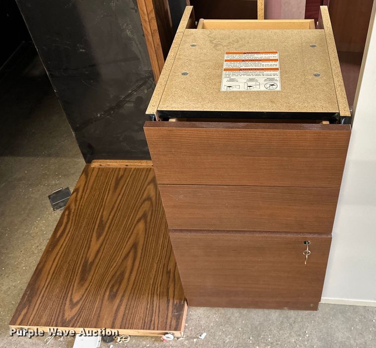 image for item OM9254 Office desk and chairs