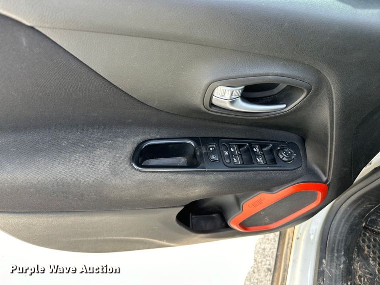 image for item OM9262 2018 Jeep Renegade  SUV