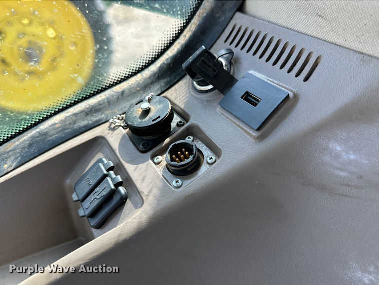 image for item DG4292 2014 John Deere 7210R MFWD tractor