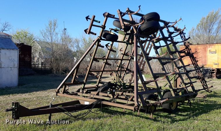 image for item DP2723 John Deere 960 field cultivator