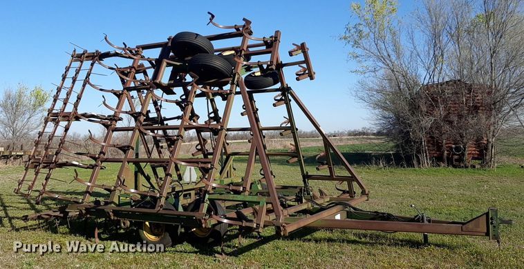 image for item DP2723 John Deere 960 field cultivator