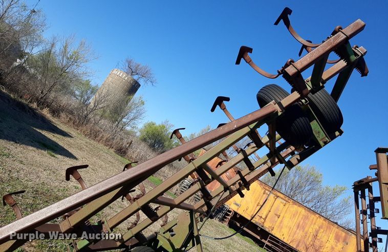 image for item DP2723 John Deere 960 field cultivator