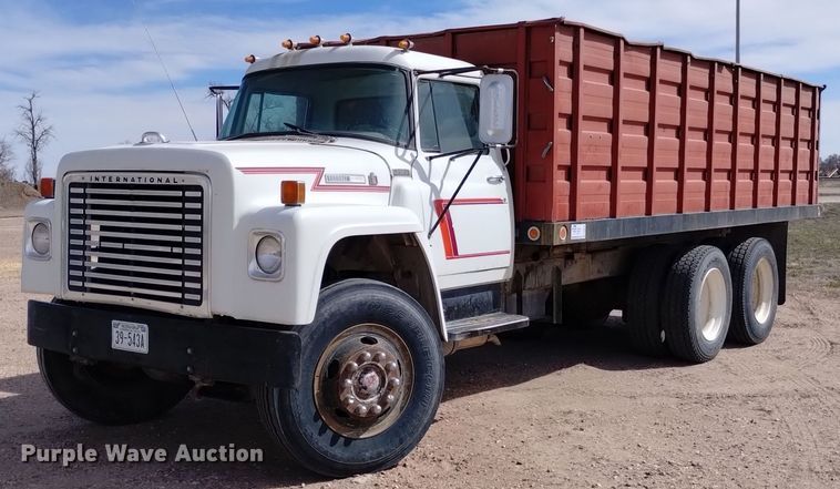 image for item DQ6043 1978 International Loadstar F1800 grain truck
