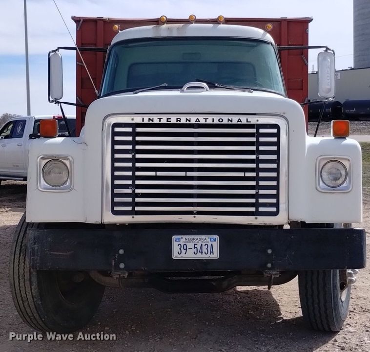 image for item DQ6043 1978 International Loadstar F1800 grain truck