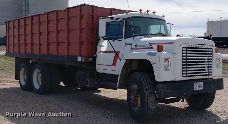 image for item DQ6043 1978 International Loadstar F1800 grain truck