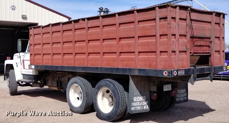 image for item DQ6043 1978 International Loadstar F1800 grain truck