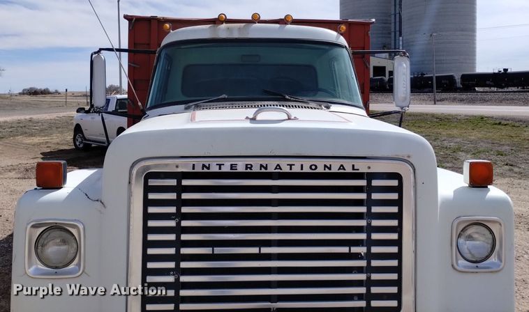 image for item DQ6043 1978 International Loadstar F1800 grain truck