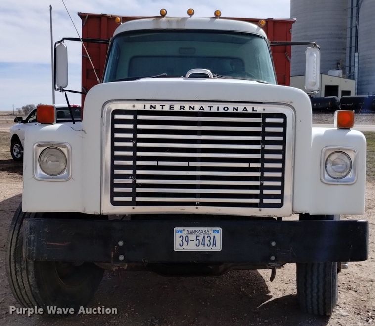 image for item DQ6043 1978 International Loadstar F1800 grain truck