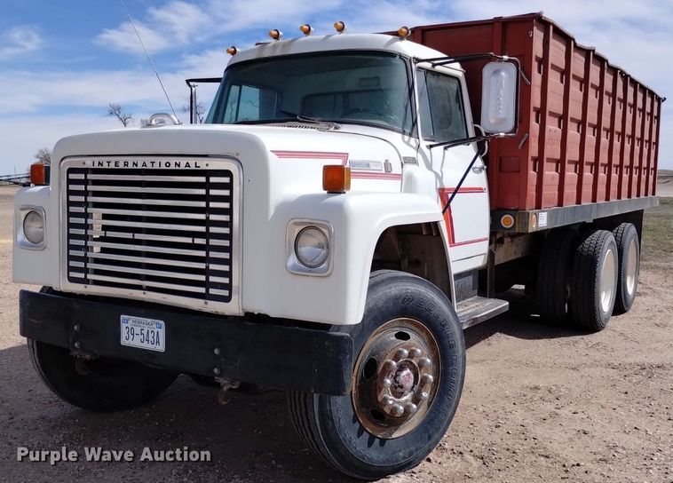 image for item DQ6043 1978 International Loadstar F1800 grain truck