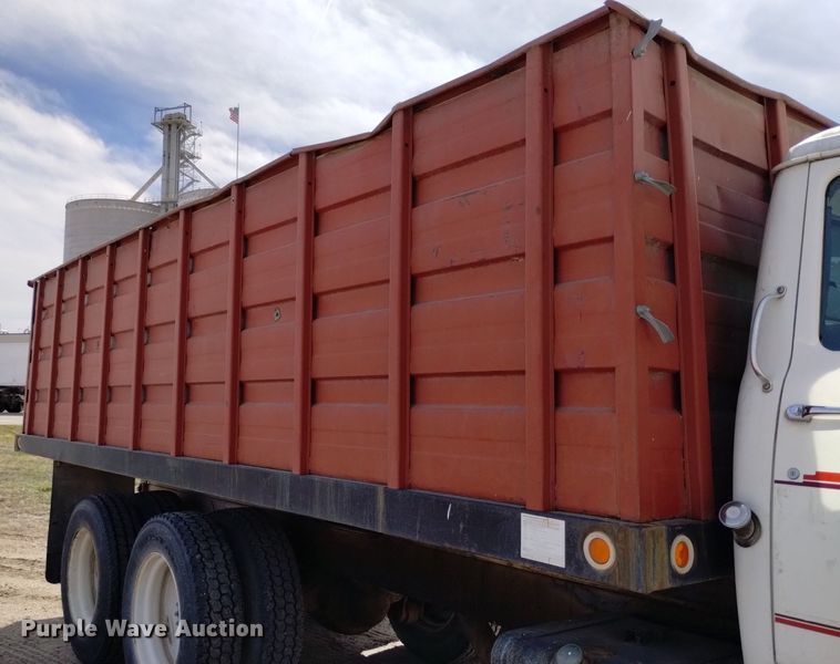 image for item DQ6043 1978 International Loadstar F1800 grain truck