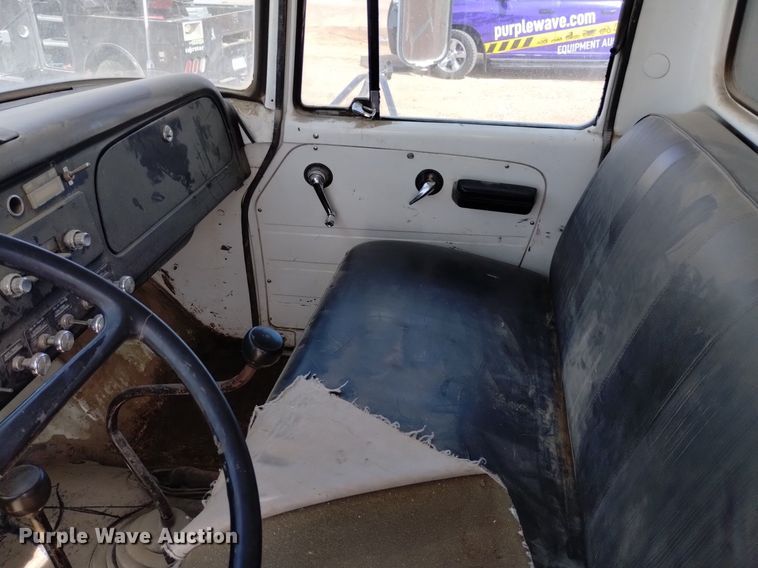 image for item DQ6043 1978 International Loadstar F1800 grain truck