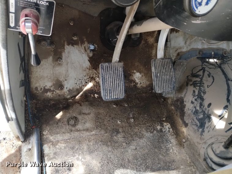 image for item DQ6043 1978 International Loadstar F1800 grain truck