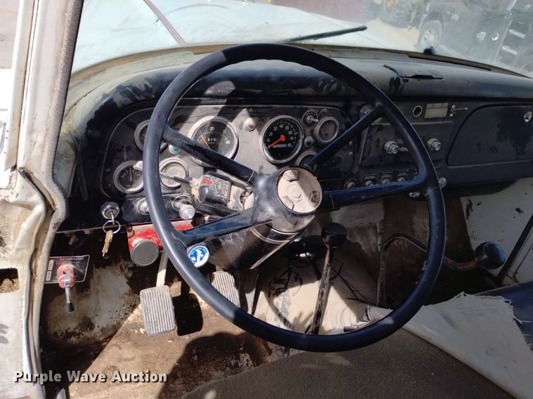 image for item DQ6043 1978 International Loadstar F1800 grain truck