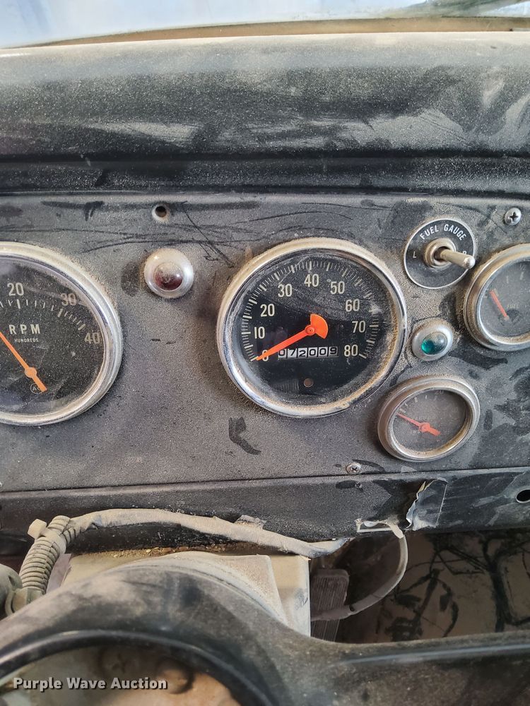 image for item DQ6043 1978 International Loadstar F1800 grain truck