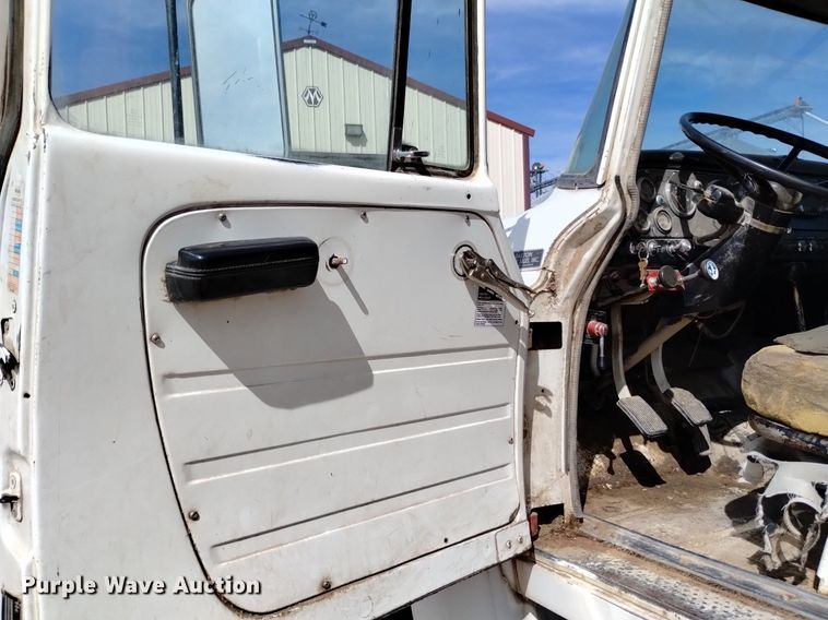 image for item DQ6043 1978 International Loadstar F1800 grain truck