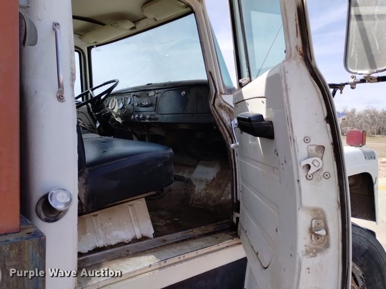 image for item DQ6043 1978 International Loadstar F1800 grain truck