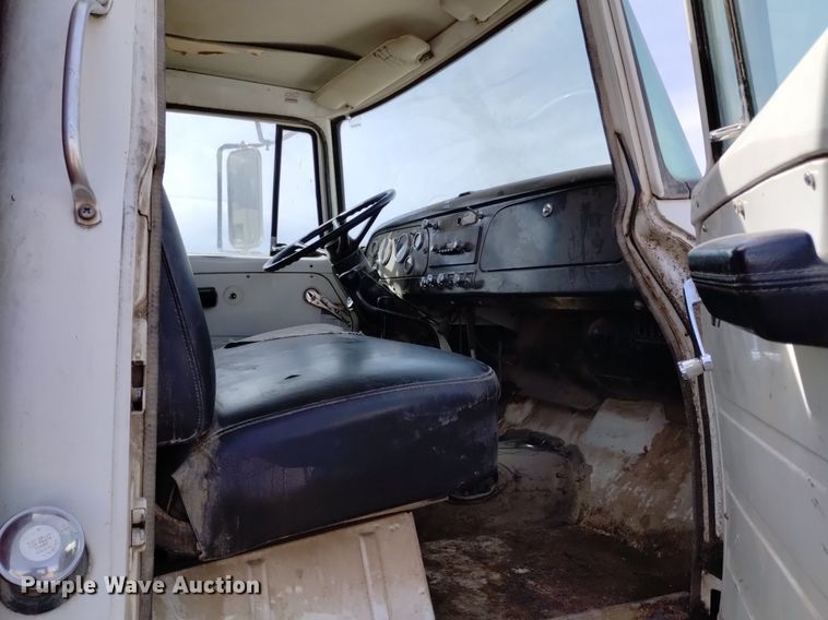 image for item DQ6043 1978 International Loadstar F1800 grain truck