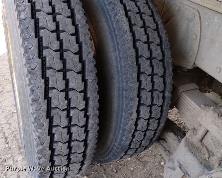 image for item DQ6043 1978 International Loadstar F1800 grain truck