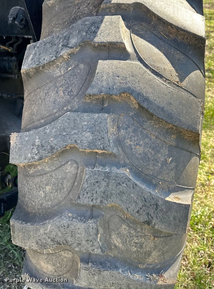 image for item DQ6453 2011 Mahindra  5010 HST MFWD tractor