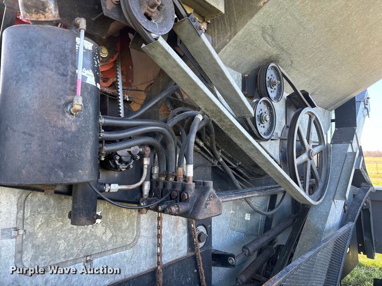 image for item DQ6752 Gleaner G combine