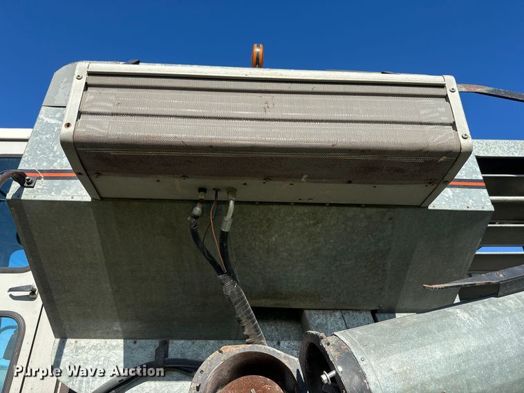 image for item DQ6752 Gleaner G combine