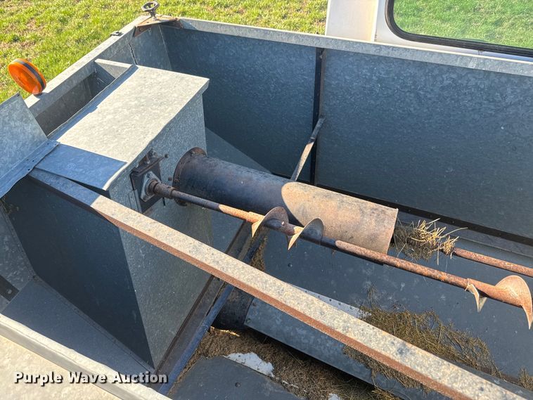 image for item DQ6752 Gleaner G combine