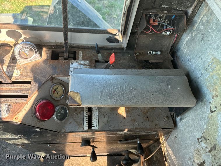 image for item DQ6752 Gleaner G combine