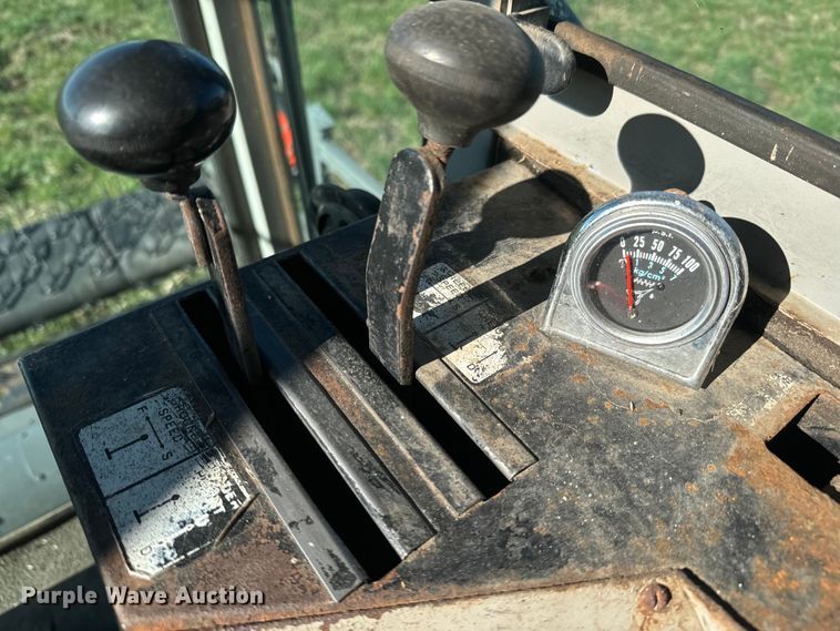 image for item DQ6752 Gleaner G combine