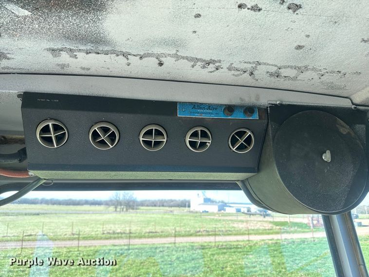 image for item DQ6752 Gleaner G combine