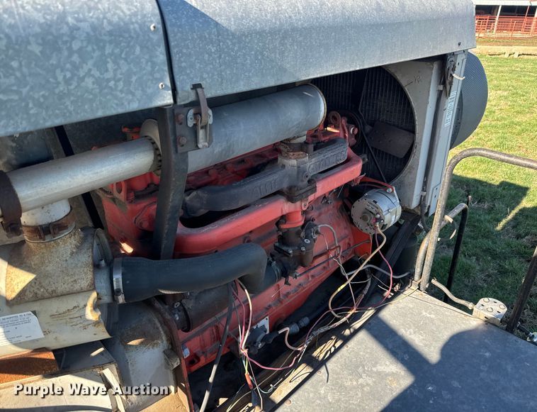 image for item DQ6752 Gleaner G combine