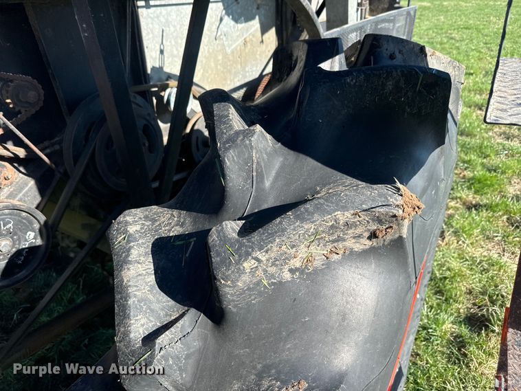 image for item DQ6752 Gleaner G combine