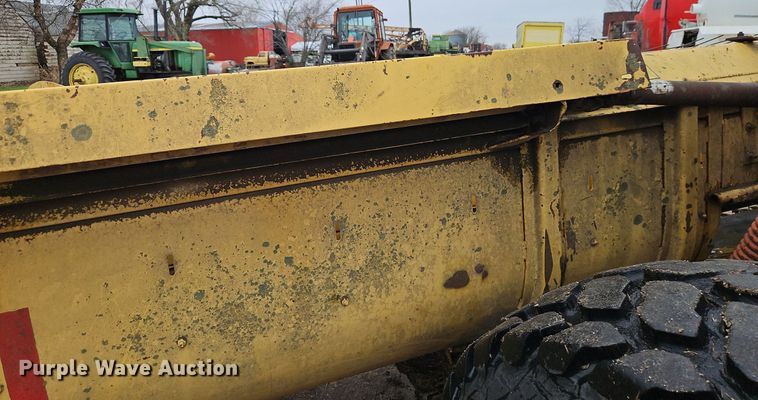 image for item DR8540 1982 New Holland 1116 swather / windrower